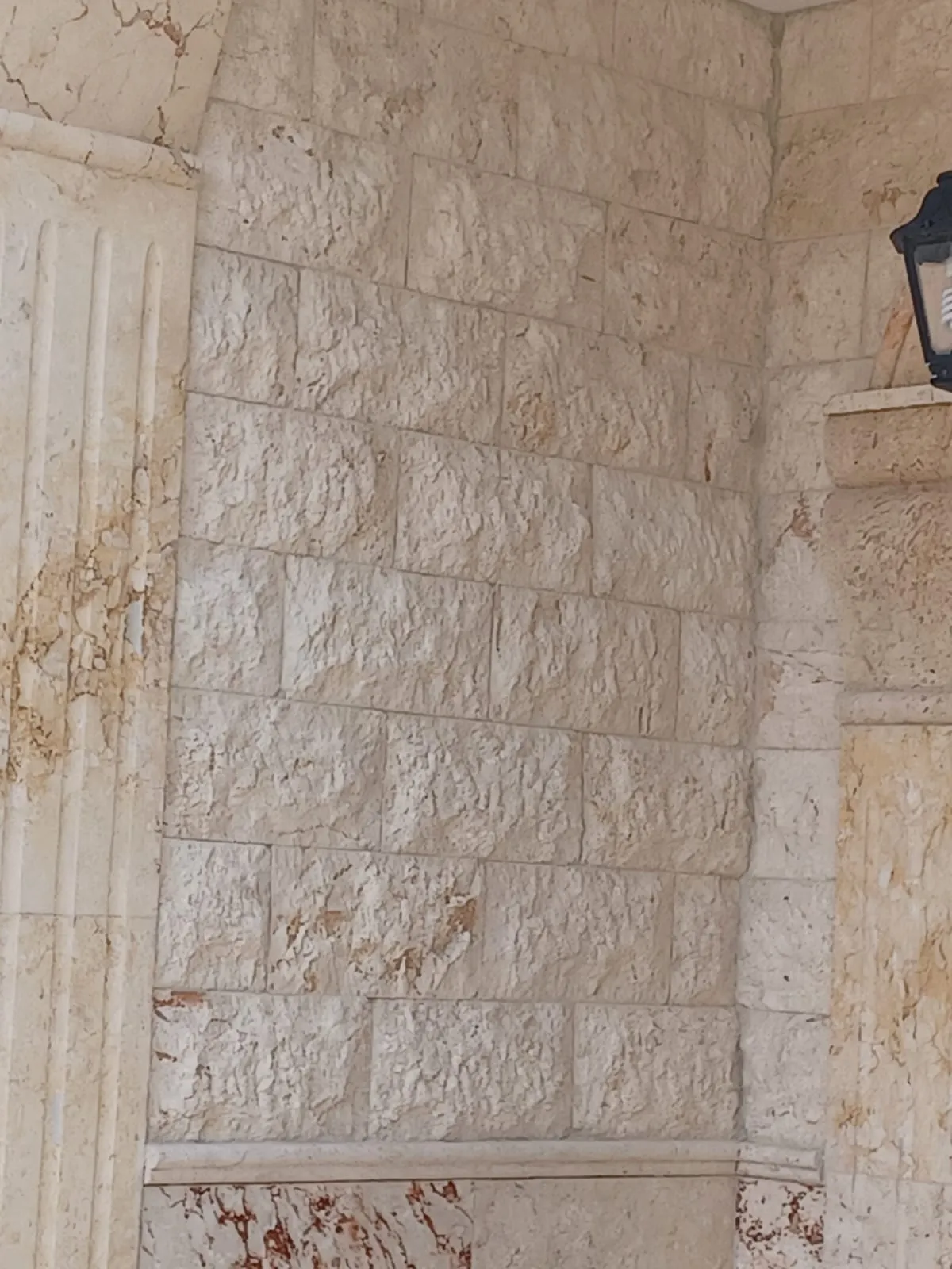 تفصيل كسوة الحجر الطبيعي على جدار