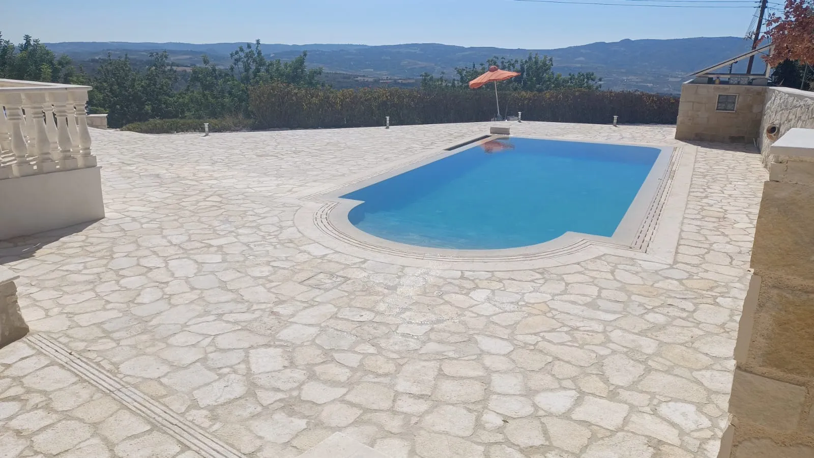 Ακανόνιστη πλακόστρωση γύρω από ιδιωτική πισίνα