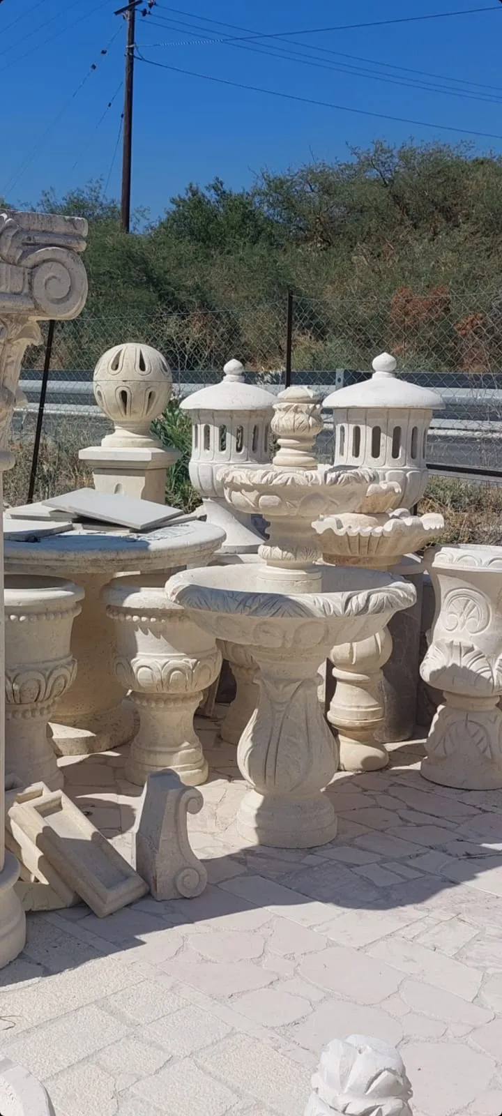 Συντριβάνια, φανάρια και γλάστρες στο εργαστήρι
